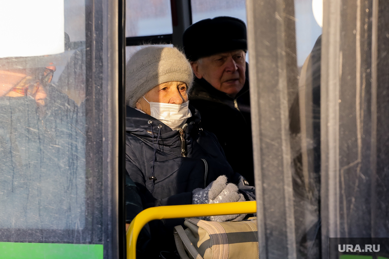 Остановки, автобусы, пассажиры. Тюмень, остановка, автобусная остановка, автобус, люди на остановке, общественный транспорт, остановка автобусная