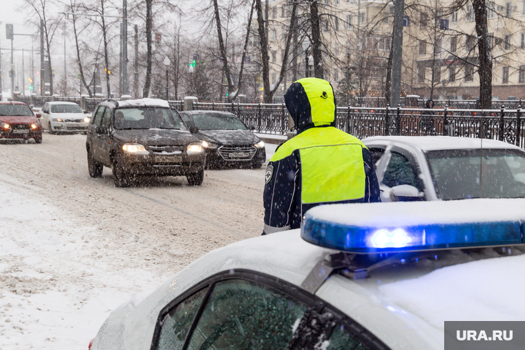 Снегопад в Екатеринбурге. Екатеринбург, снег, проезжая часть, непогода, нечищенная дорога, гибдд, инспектор дпс, снегопад, автомобили