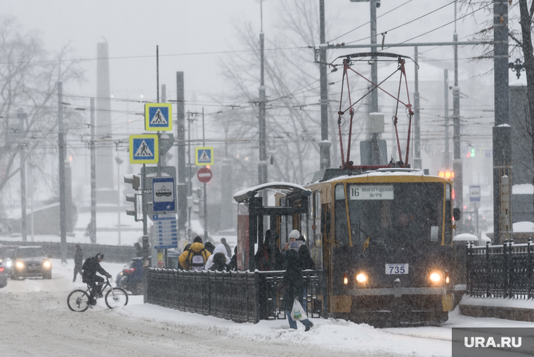 Снегопад в Екатеринбурге. Екатеринбург, общественный транспорт, велосипедист, город, снегопад, трамвай