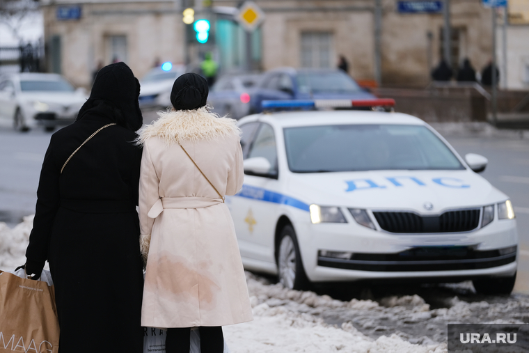Повседневная жизнь. Москва, девушка, остановка, пешеходы, автомобиль, женщина, полиция, гибдд, дпс