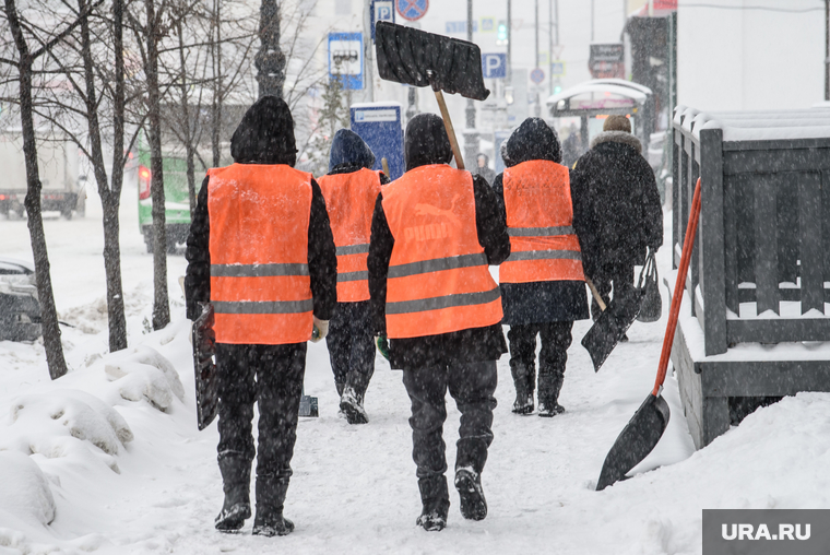 Снегопад в Екатеринбурге. Екатеринбург, лопата, снег, непогода, снегопад, улица, дворники с лопатой