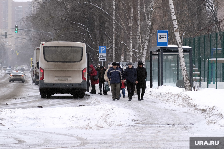 Повседневная жизнь. Москва, остановка, автобус, общественный транспорт, пассажиры, маршрутка