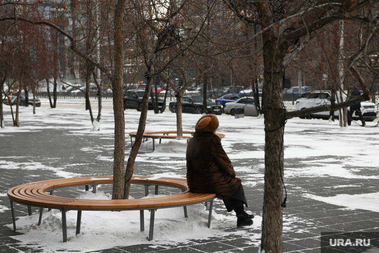 Ветреная погода в Екатеринбурге. Екатеринбург , пенсионер, зима, одиночество, пожилая женщина, депрессия