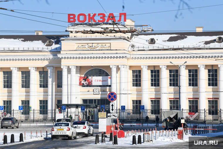 Виды Екатеринбурга, железнодорожный вокзал, автостоянка, жд вокзал екатеринбург, парковка перед жд