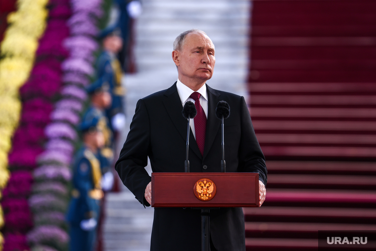 Владимир Путин на торжественном построении, посвященном 20-летию авиабазы в Киргизстане. Бишкек, путин владимир