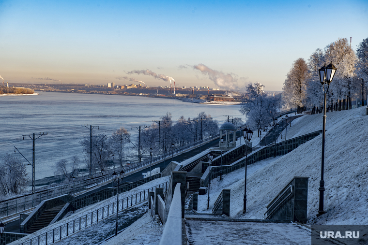 Зимние виды города. Пермь, зима, набережная реки кама