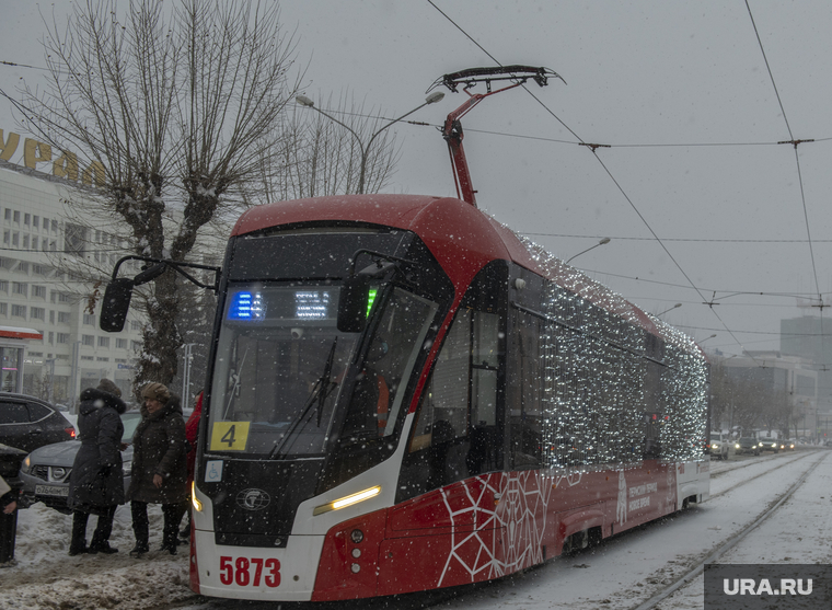Снегопад в городе. Пермь, снегопад, зима, сугробы в городе, убока снега, трамвай в гирляндах