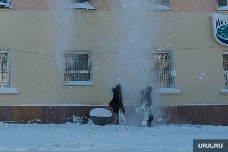 Снег в городе. Курган, снег с крыши