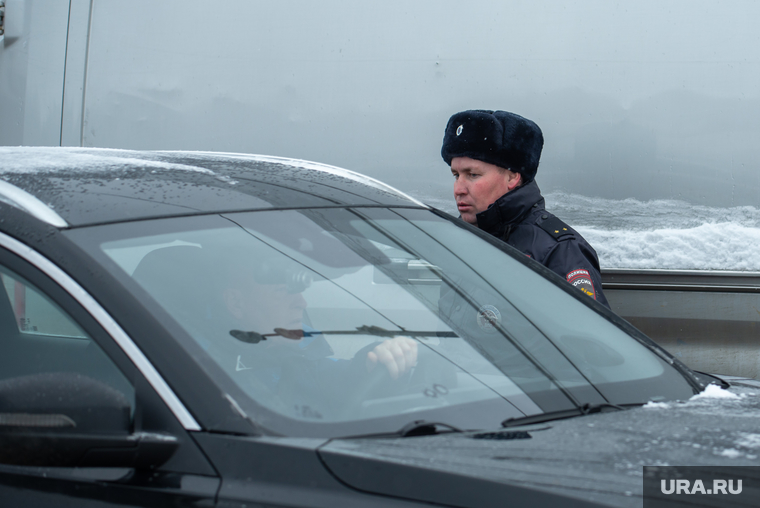 Ново-Московский тракт. Свердловская область, пробка, зима, дорожный затор, госавтоинспекция, непогода, дальнобойщики, ново московский тракт, гибдд, доставка грузов, инспектор дпс, трасса, большегрузный транспорт