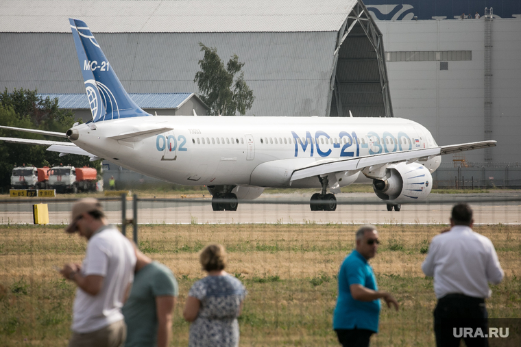 МАКС-2021, второй день. Москва, авиация, зрители, самолет, авиасалон, мс-21 300