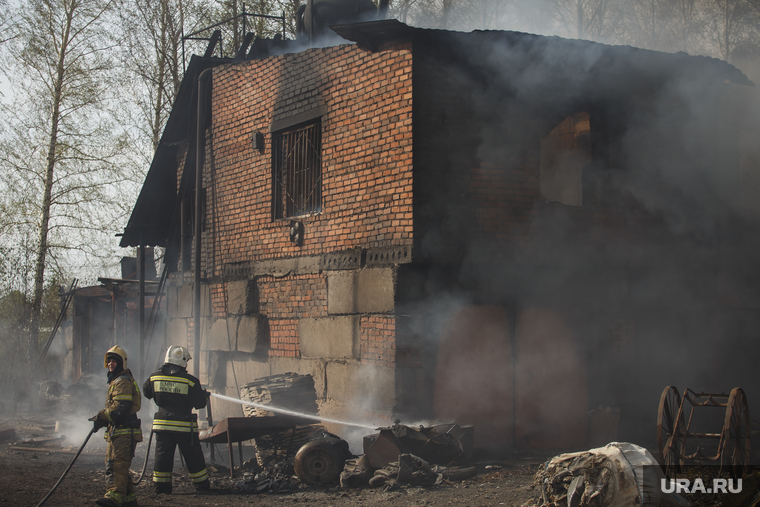 Пожар на складах. Екатеринбург, мчс, дым, локализация пожара, пожарные в касках
