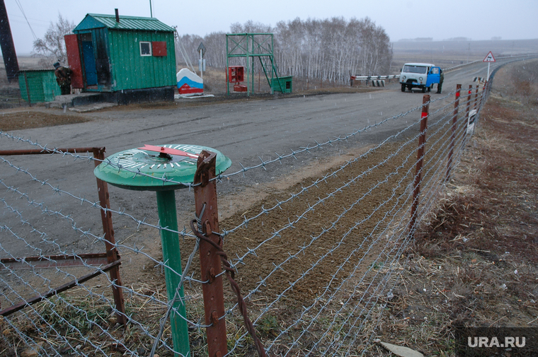 Таможенный пост Бугристое Троицкий район Челябинской области. Граница Россия - Казахстан. Архив 2007. Троицк, колючая проволока, граница, таможенный пост