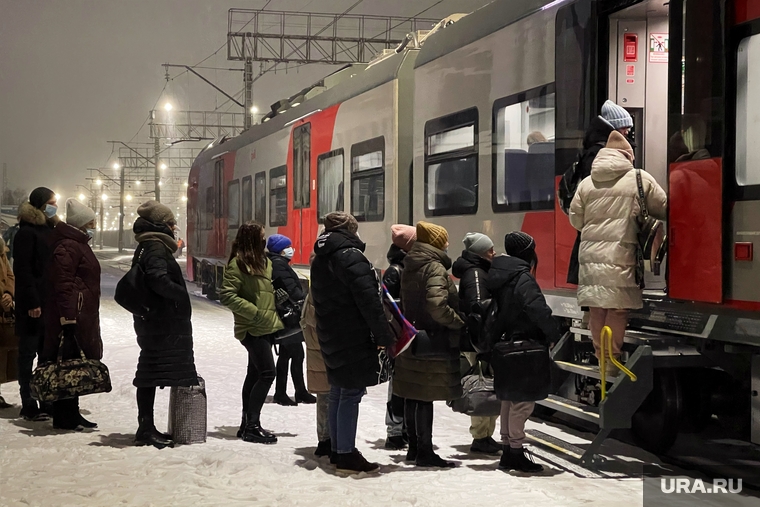 Электропоезд «Ласточка». Курган, чемоданы, электричка, электропоезд, чемодан, ласточка, пассажиры, отток населения