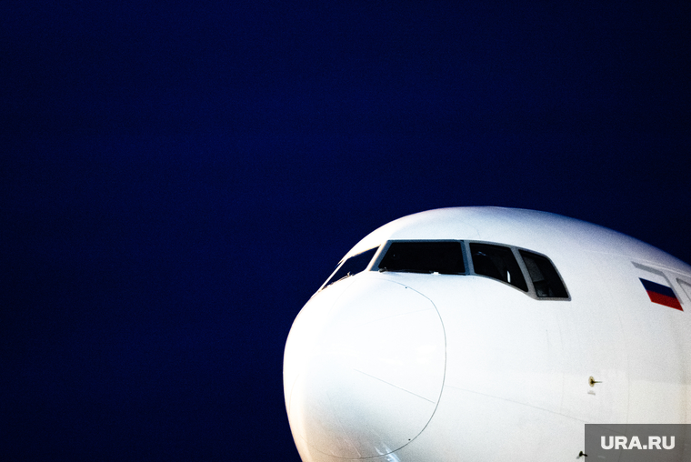 Флагманский самолет Boeing 777-300ER авиакомпании «AZUR air». Екатеринбург, воздушное судно, боинг, триколор, флаг россии, пассажирский самолет, самолет, авиаперевозки