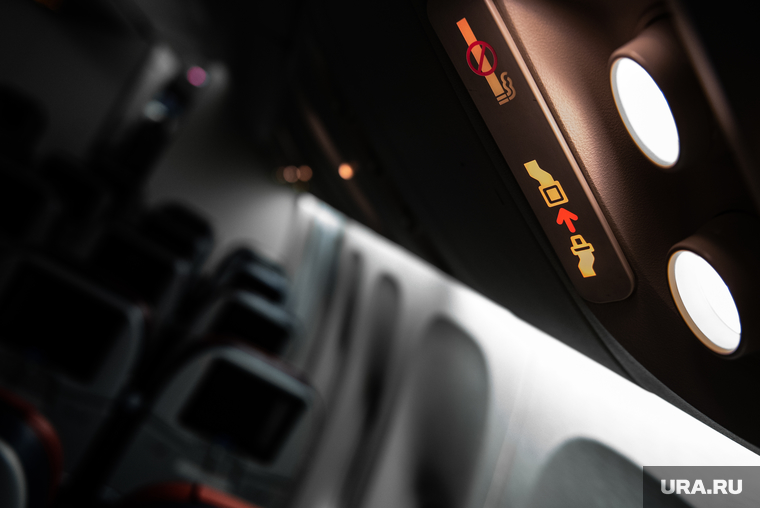 Флагманский самолет Boeing 777-300ER авиакомпании «AZUR air». Екатеринбург, воздушное судно, салон самолета, ремень безопасности, пассажирский самолет, авиаперевозки
