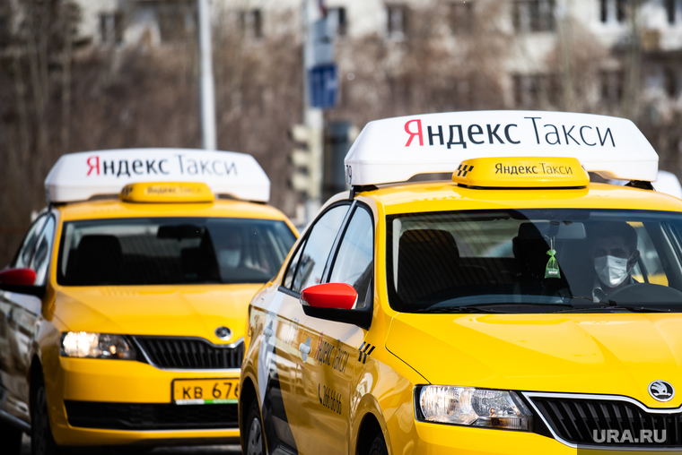 Дезинфекция автомобилей такси «Яндекс.Такси». Екатеринбург, такси, водитель, таксист, медицинская маска, защитная маска, яндекс такси, маска на лицо, желтая машина, мужчина в маске, covid