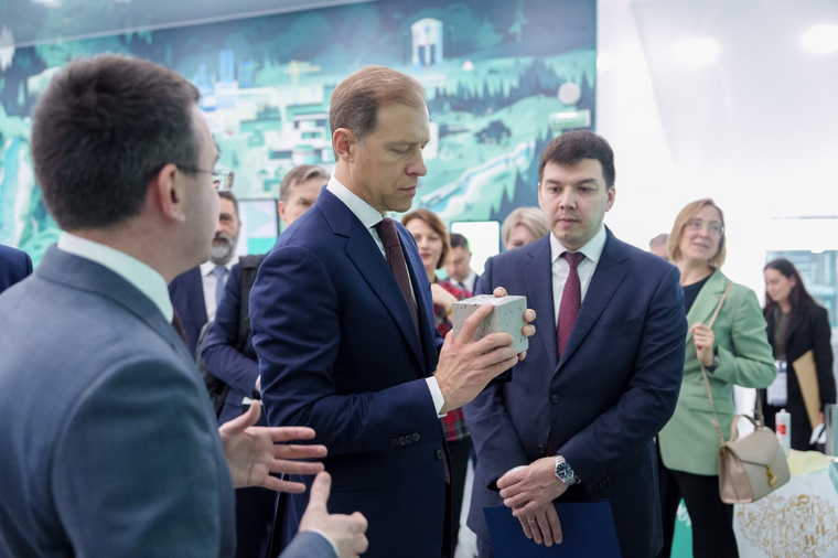 Денис Мантуров отметил, что российские компании все чаще запускают производство на основе собственных технологий