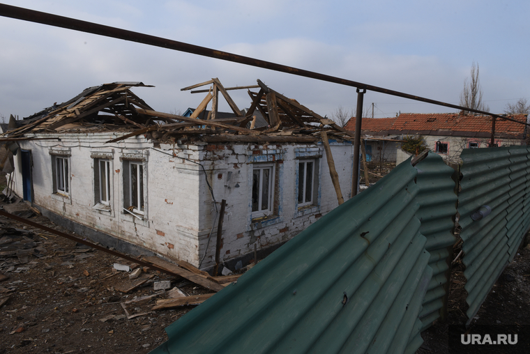 Жизнь в селе Талаковка в окрестностях Мариуполя. ДНР, днр, воронка, разрушения, последствия обстрела, талаковка, линия фронта