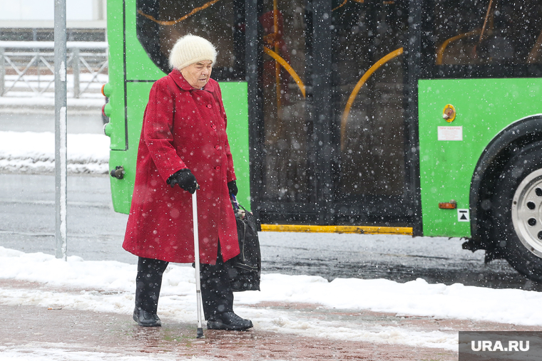 Снежный город. Тюмень, снег, пенсионерка, остановка, зима, погода, автобусная остановка, автобус, общественный транспорт, бабушка, снегопад, пенсия, пожилой человек