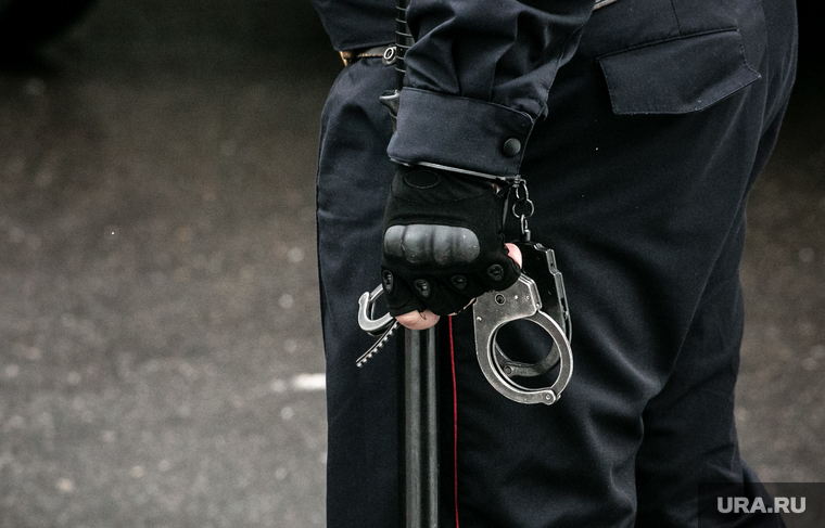 Клипарт "Полиция, доставка подследственного". Москва, полиция, спецсредства, полицейский, наручники, резиновая дубинка