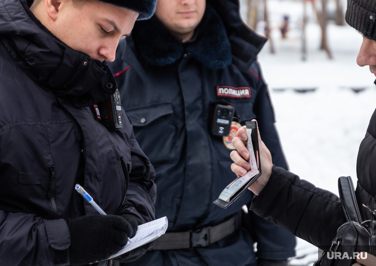 Несостоявшийся пикет феминистов. Екатеринбург, полицейские, паспорт, патруль, документы, полиция, проверка документов