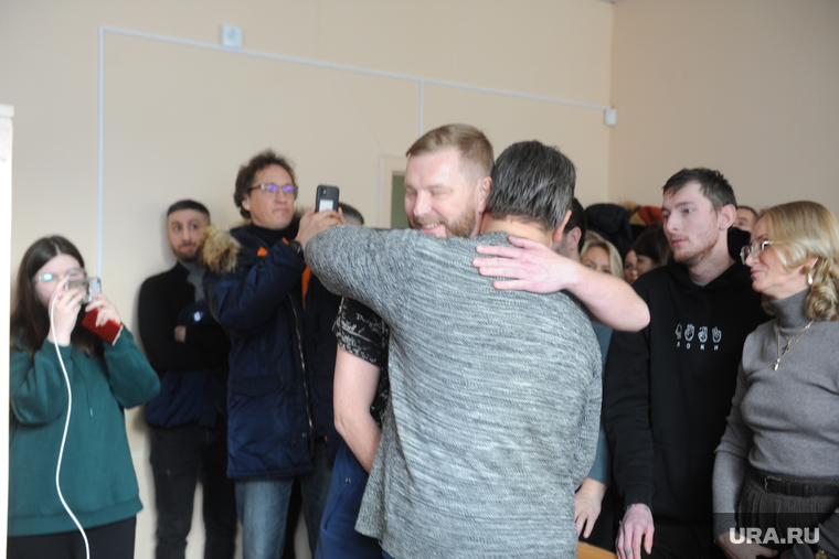 Бахаев и Смирнов обнялись в зале суда после приговора
