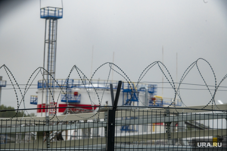 Нефтяное месторождение компании Лукойл. Красновишерский район, Пермский край, колючая проволока, нефтяное месторождение, цднг 11, цех добычи нефти, поселок романово, красновишерский район, нефтепромысел, охрана нефтепромысла
