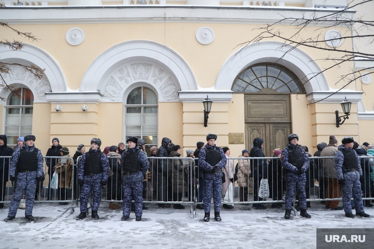 Очередь из желающих проститься с Юрием Соломиным растянулась до улицы Петровка. Сотрудники правоохранительных органов усилили охрану Малого театра во время церемонии