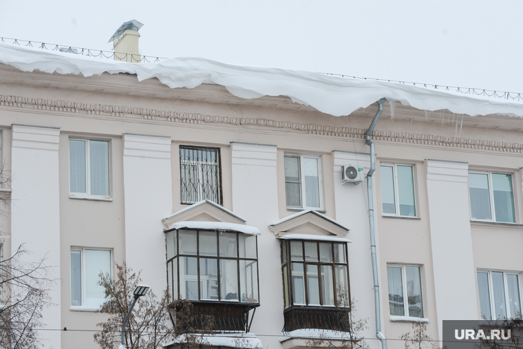 Снежные кучи, сугробы и сосульки. Челябинск, сугроб, жилой дом, холод, зима, недвижимость, балкон, квартира, жкх, снежная куча, коммунальные службы, жилье, мороз