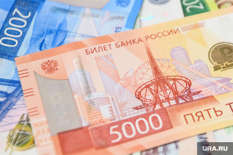 Процесс вакуумизации предметов для Капсулы времени. Екатеринбург, рубль, купюра, пять тысяч, деньги, рубли, купюры, бумажные деньги, национальная валюта, купюра5000, новые пять тысяч рублей, пять тысяч рублей