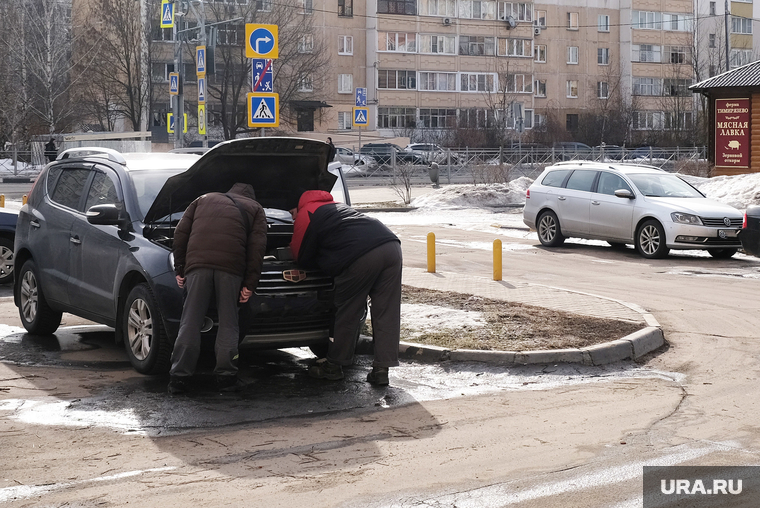 Повседневная жизнь. Москва, поломка, капот, автомобиль, мужчина, двигатель, ремонт