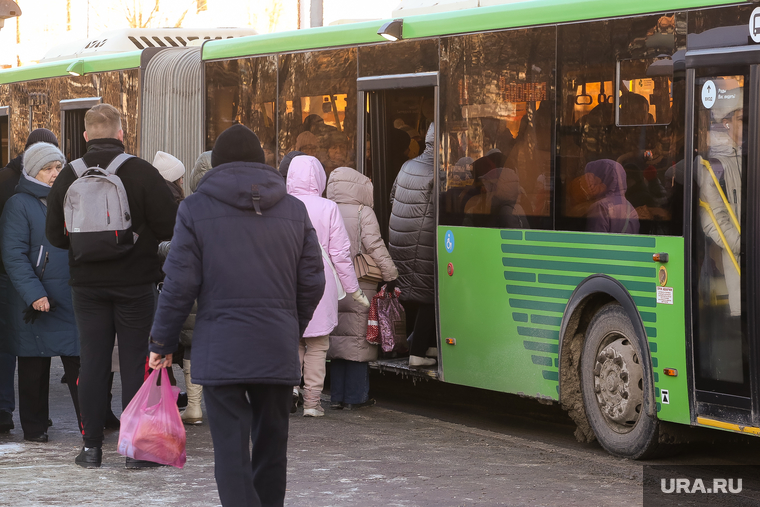 Остановки, автобусы, пассажиры. Тюмень, остановка, автобусная остановка, автобус, люди на остановке, общественный транспорт, остановка автобусная