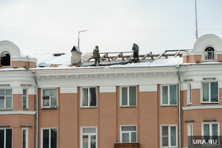 Городские зарисовки. Челябинск
, крыша, зима, жкх, ремонт кровли, капремонт, комунальщики, обрушение кровли