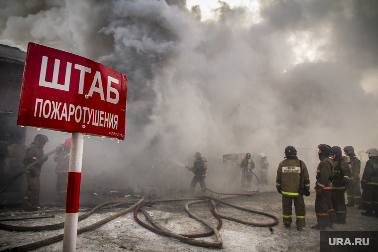 Пожар на улице Карьерной, 30. Екатеринбург, дым, штаб пожаротушения, тушение пожара, пожарные рукава