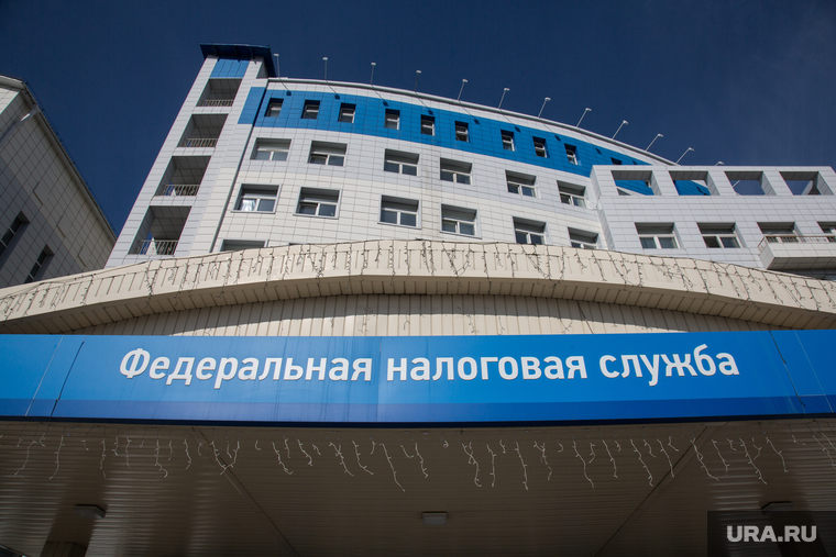 Овраг, на месте которого планируют построить общежитие университета. Здание ФНС и здание ФСБ., здание, фнс россии по тюменской области