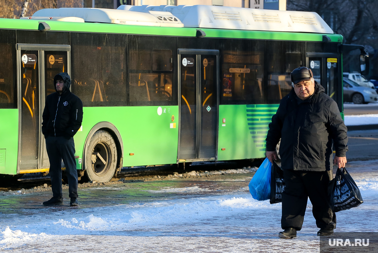 Остановки, автобусы, пассажиры. Тюмень, остановка, автобусная остановка, автобус, люди на остановке, общественный транспорт, остановка автобусная
