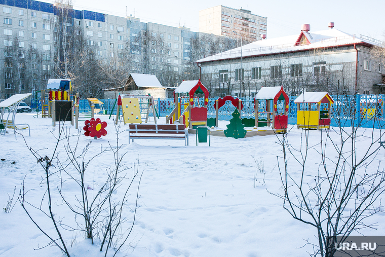 Спальные районы и жители города. Тюмень., снег, зима, детская площадка, снег в городе