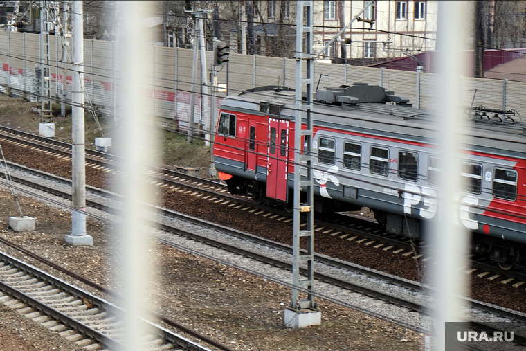 Повседневная жизнь. Весна. Москва, электричка, общественный транспорт, поезд