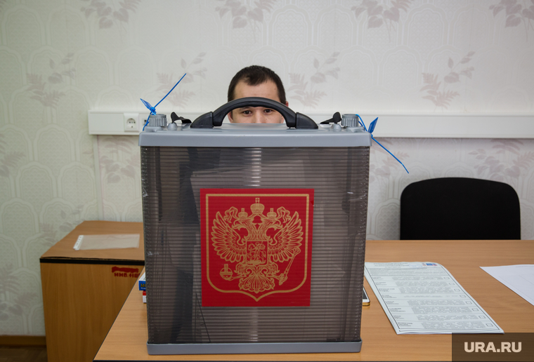 ВЫБОРЫ 2018. Предварительное голосование на выборах Президента РФ в поселке нефтяников Северный. Сургут, выборы, полицейский, избирательный участок, голосование, урна для голосования, бюллетень