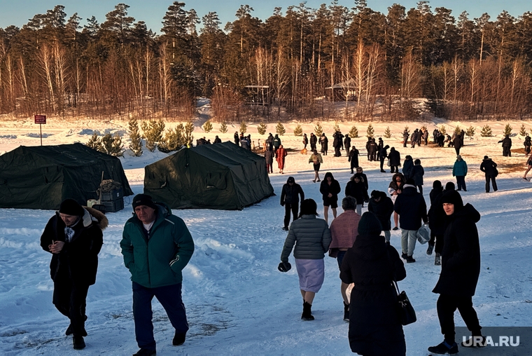 Днем, чтобы окунуться, приехали десятки горожан