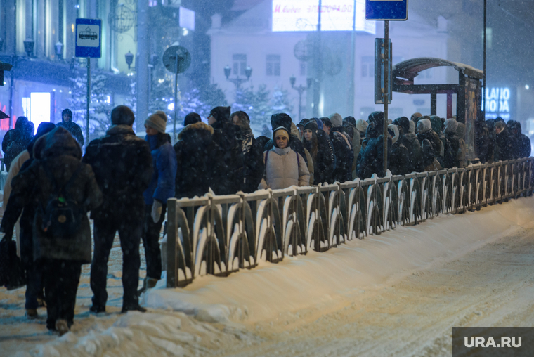 Снегопад. Екатеринбург, снег, зима, горожане, непогода, остановка общественного транспорта, снегопад, вечер, ожидание трамвая, остановка улица радищева