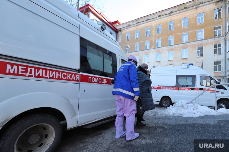 Приёмный покой в красной зоне городской больницы. Курган, защитный костюм, медики, неотложная помощь, фельдшер, зона карантина, красная зона, городская больница 2, скорая помощь