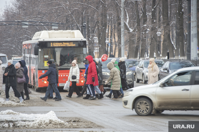 Митинг День защитника отечества. Пермь, пешеходный переход, пешеходы, движение, автобус, дорога