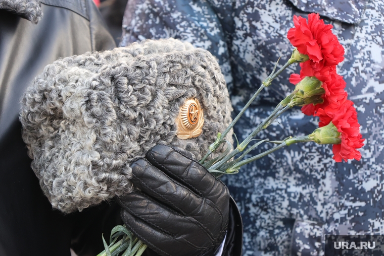 День памяти героев. Курган, акция памяти, гвоздики, день памяти