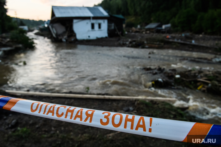 Последствия паводка в Нижних Сергах. Свердловская область, мчс, опасная зона, чрезвычайная ситуация, оцепленная территория, оцепление, река серга, природное бедствие