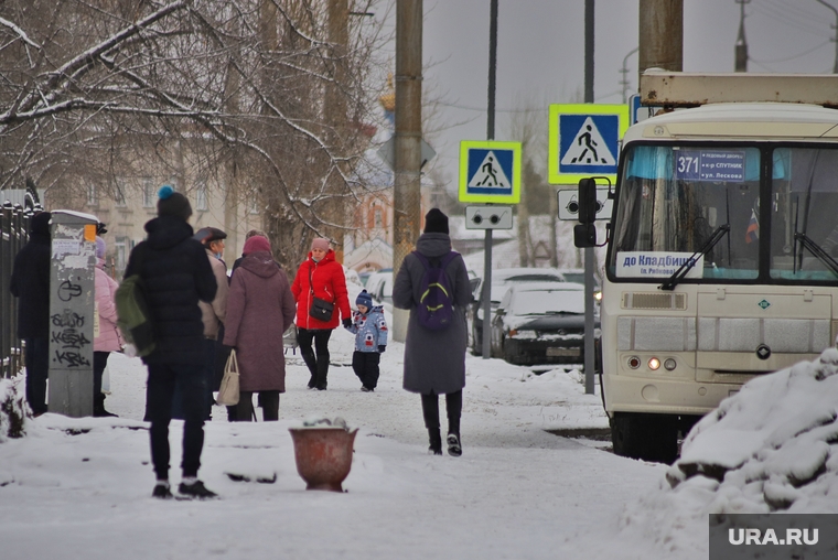 Отсутствие павильонов на автобусных остановках.  Курган , снег, зима, автобусная остановка, пассажиры, улица карбышева, ожидание автобуса