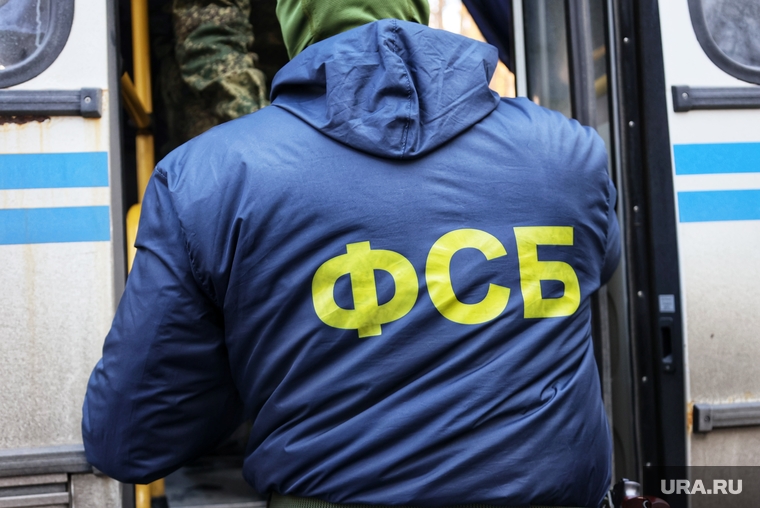 Уничтожение гашиша и конопли сотрудниками ФСБ. Курган, обыски, фсб, силовики, спецоперация, обыск, госбезопасность