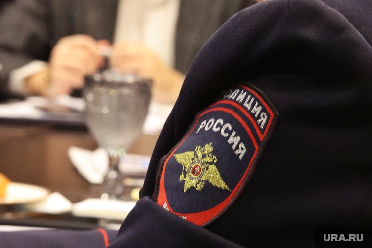 Пресс-завтрак начальника «Южный Урал» Владимира Муравьева и начальника УГИБДД УМВД России по Курганской области Михаила Чебыкина. Курган, шеврон, бокал, полиция, алко