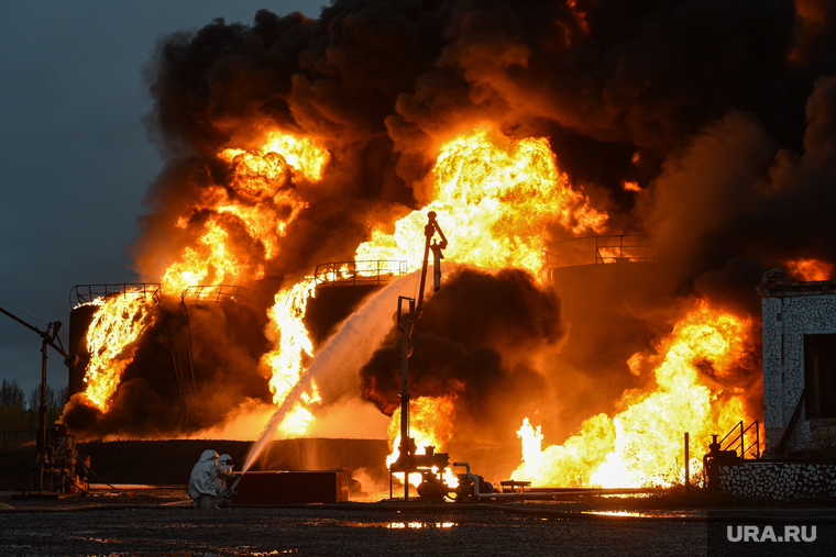 Пожар после обстрела нефтебазы в Шахтёрске. ДНР, пожар, тушение, огонь, пожарные, нефтебаза