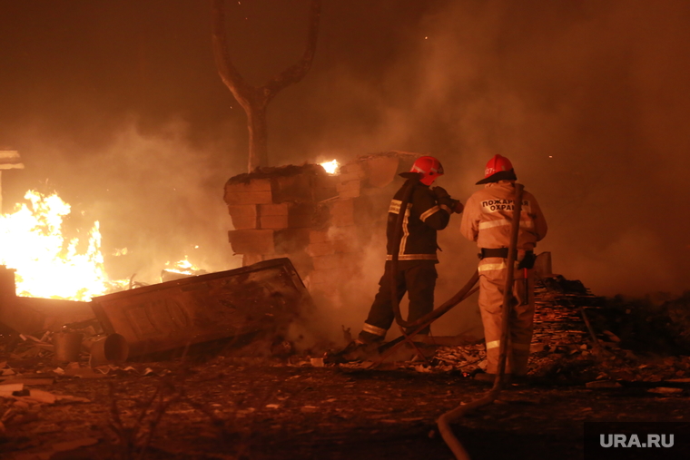 Пожар в Успенке. Тюмень , пожар, огонь, тушение пожара, пожар в деревне